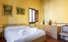 Cozy Classic Italian House Near Santa Croce, On The Lungarno
